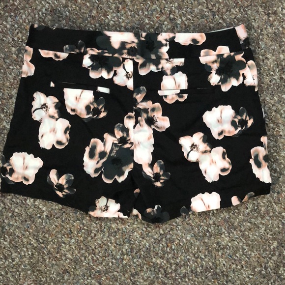 Flora shorts from express size 2. Never worn - Picture 3 of 3